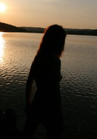 Симпатичная девчонка показывает молоденькое тело на берегу озера 7 фото