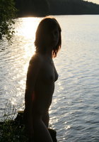 Симпатичная девчонка показывает молоденькое тело на берегу озера 5 фотография
