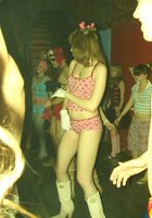 Полуголая девка пляшет на пижамной вечеринке 4 фотография