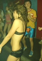 Полуголая девка пляшет на пижамной вечеринке 3 фотография