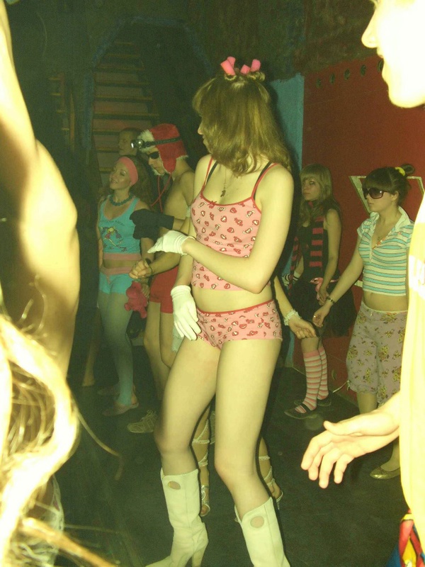 Полуголая девка пляшет на пижамной вечеринке 4 фотография
