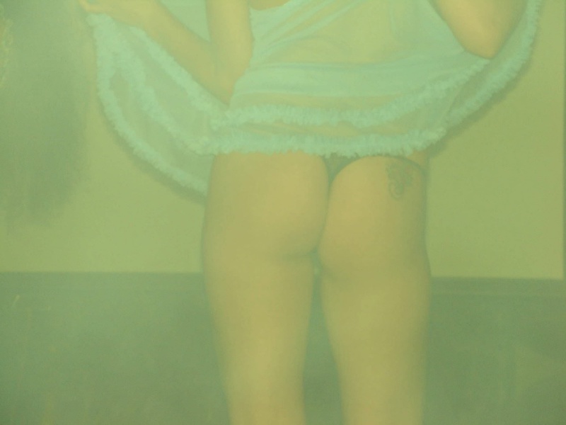 Полуголая девка пляшет на пижамной вечеринке 10 фотография