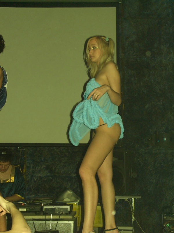 Полуголая девка пляшет на пижамной вечеринке 8 фотография