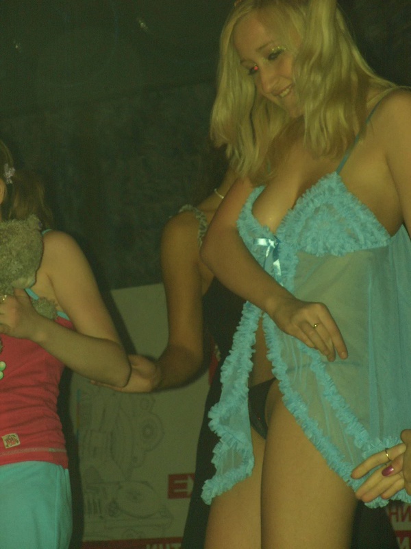 Полуголая девка пляшет на пижамной вечеринке 6 фотография