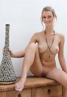 Карина голышом залезла на стол с вазами 24 фото