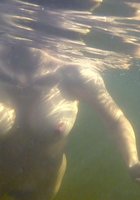 Голая русалка искупалась в чистом озере 4 фото