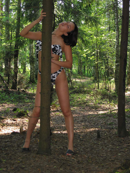 Зрелая проказница хвастается своим телом в лесу 2 фотография
