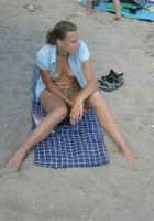 Бикса стоит на пляже и показывает сиськи 7 фотография