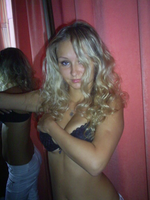 Сексуальная Аня танцует в ночном клубе 16 фотография