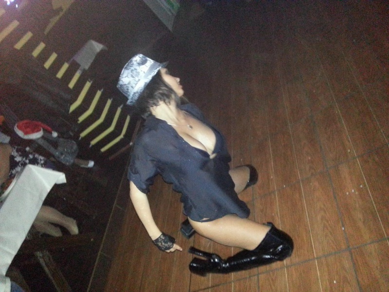 Сексуальная Аня танцует в ночном клубе 10 фотография