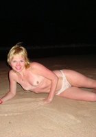 Красивая блондиночка соблазняет своей сексуальностью 11 фотография