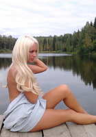 Обнаженная блондинка позирует на деревянном причале 11 фото