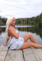 Обнаженная блондинка позирует на деревянном причале 12 фотография