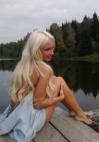 Обнаженная блондинка позирует на деревянном причале 16 фото