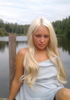 Обнаженная блондинка позирует на деревянном причале 17 фотография