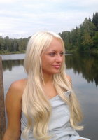 Обнаженная блондинка позирует на деревянном причале 18 фотография
