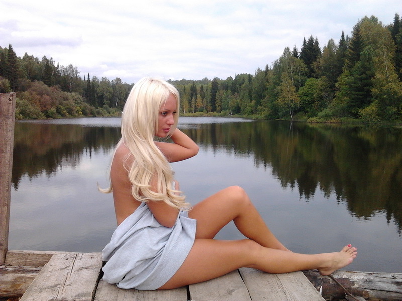 Обнаженная блондинка позирует на деревянном причале 11 фотография