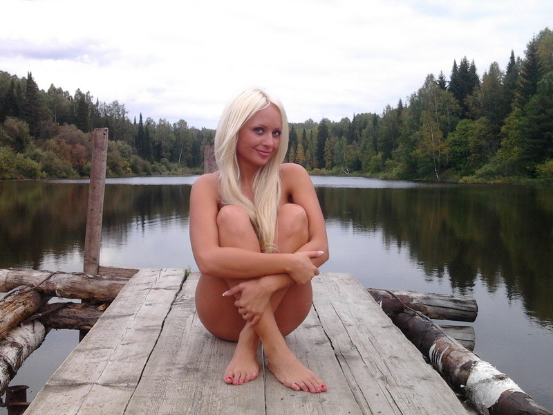 Обнаженная блондинка позирует на деревянном причале 8 фотография