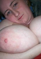 Женщина запечатлевает большие сисяндры лежа на спине 10 фото