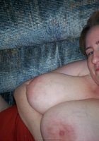 Женщина запечатлевает большие сисяндры лежа на спине 11 фото