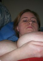 Женщина запечатлевает большие сисяндры лежа на спине 13 фото