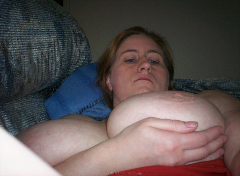 Женщина запечатлевает большие сисяндры лежа на спине 13 фотография
