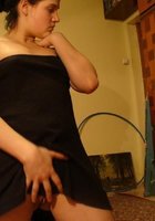 Кокетка задирает черное платье перед вебкамерой 6 фото