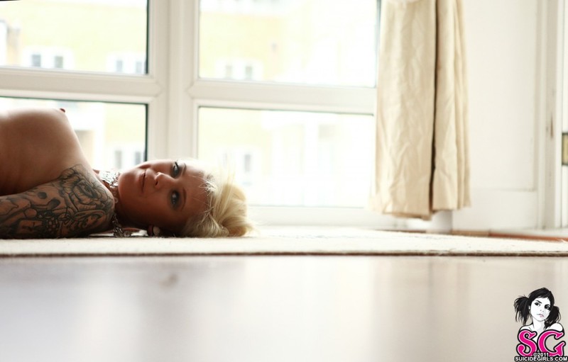 Блондинка с красивым телом позирует на полу с голыми титьками 24 фотография