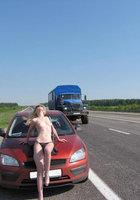 Озабоченная блондинка ловит попутку с голыми сиськами 7 фотография