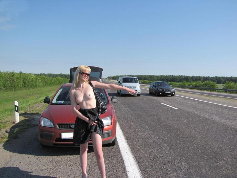 Озабоченная блондинка ловит попутку с голыми сиськами 10 фотография