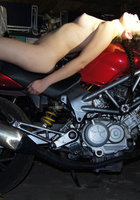 Голая байкерша развратничает на крутом мотоцикле 6 фотография