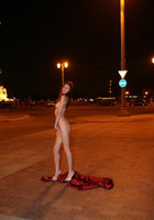 Голая чика гуляет на улицах ночного Петербурга 16 фото