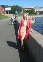 Эксгибиционистка Лена гуляет на Невской набережной 2 фотография