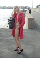Эксгибиционистка Лена гуляет на Невской набережной 14 фото