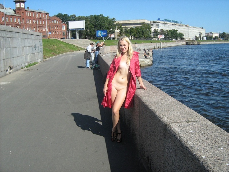 Эксгибиционистка Лена гуляет на Невской набережной 2 фотография