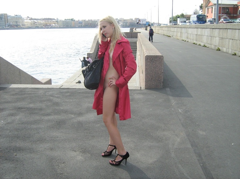 Эксгибиционистка Лена гуляет на Невской набережной 14 фотография