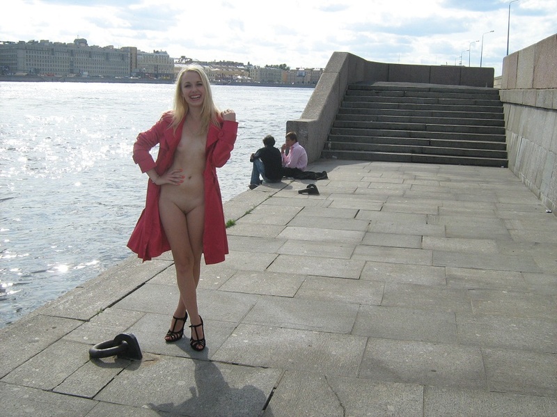 Эксгибиционистка Лена гуляет на Невской набережной 15 фотография