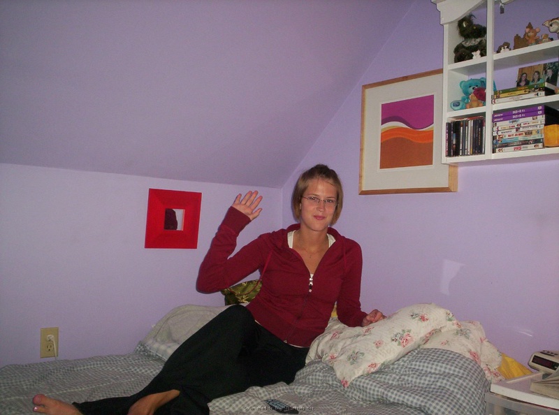 Девушка позволила себе раздеться в своей комнате 19 фотография