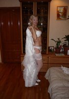 Перед свадьбой блондинка запечатлела себя в белом белье 4 фотография