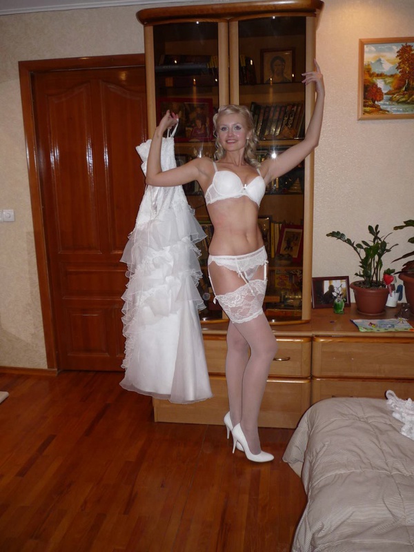 Перед свадьбой блондинка запечатлела себя в белом белье 17 фотография