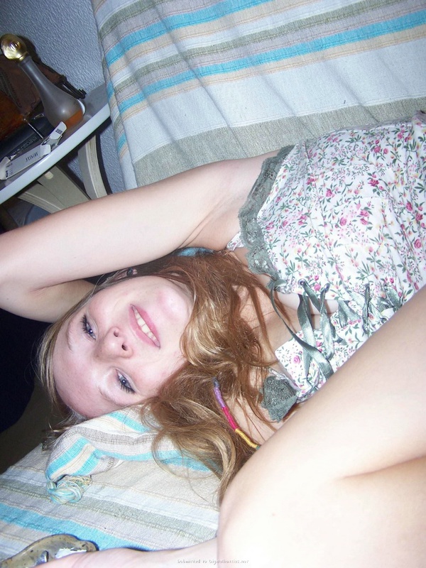Кристина лежит на диване без трусов 7 фотография