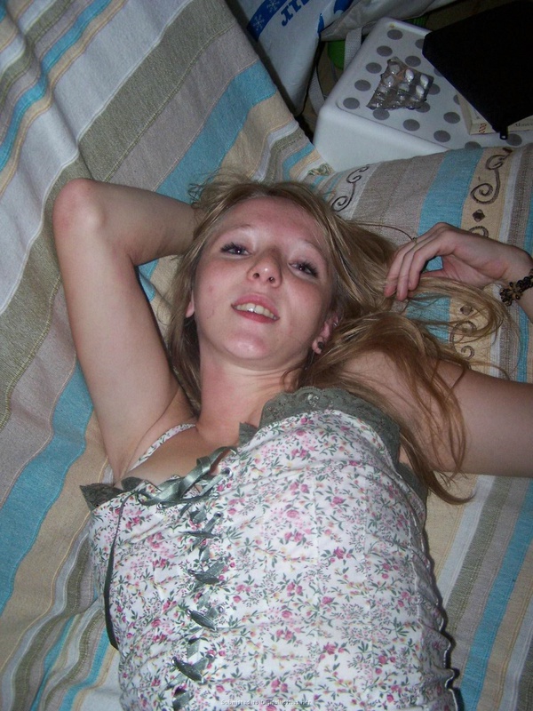Кристина лежит на диване без трусов 11 фотография