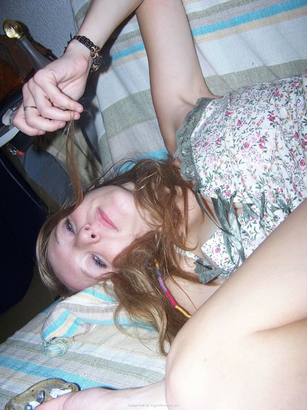 Кристина лежит на диване без трусов 19 фотография
