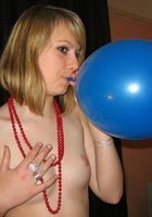 Милашка светит маленькой грудью держа в руках воздушный шарик 4 фото