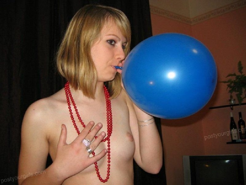 Милашка светит маленькой грудью держа в руках воздушный шарик 4 фотография