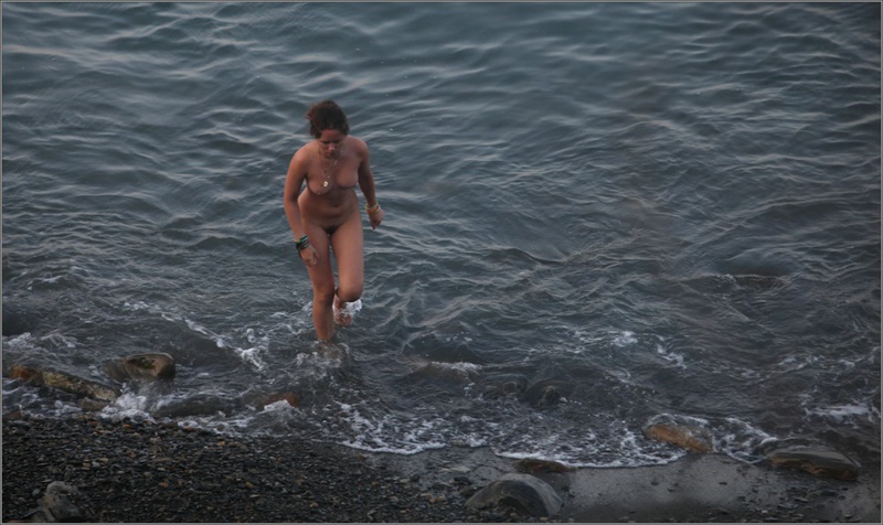 Голая нудистка выходит на берег из воды 1 фотография