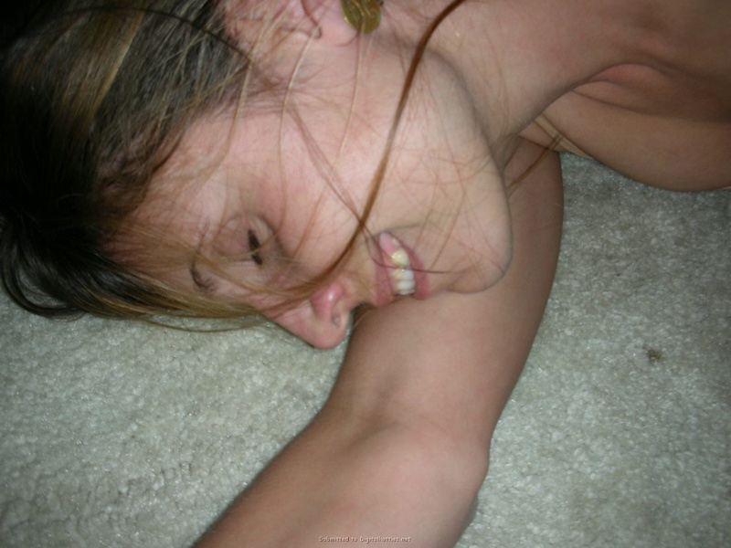 Пьяная мамаша разлеглась на полу без трусов 18 фотография