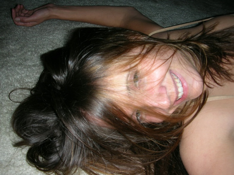 Пьяная мамаша разлеглась на полу без трусов 17 фотография
