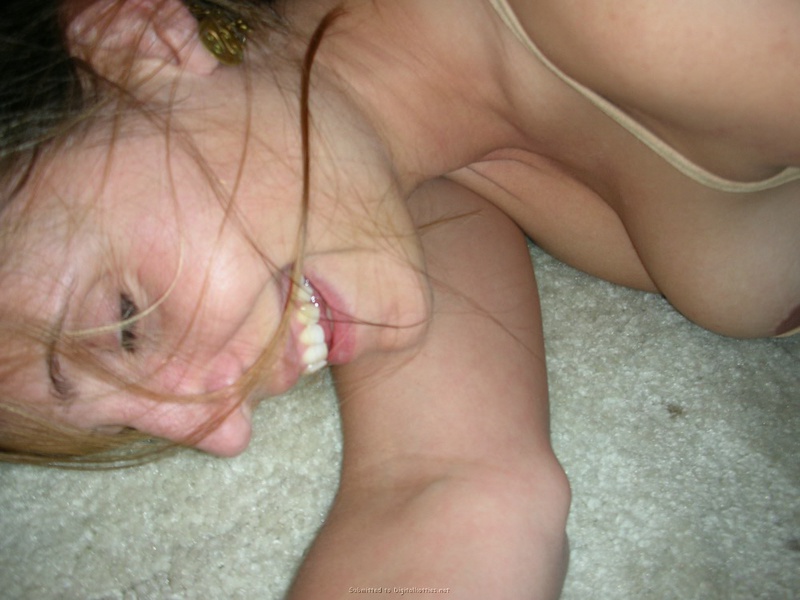 Пьяная мамаша разлеглась на полу без трусов 19 фотография