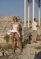 Шалашовка задирает юбку в людных местах Херсонеса 5 фотография